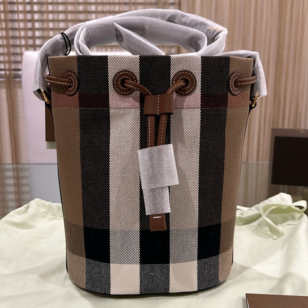 🔥🔥🔥Authentic Burberry Check Bucket